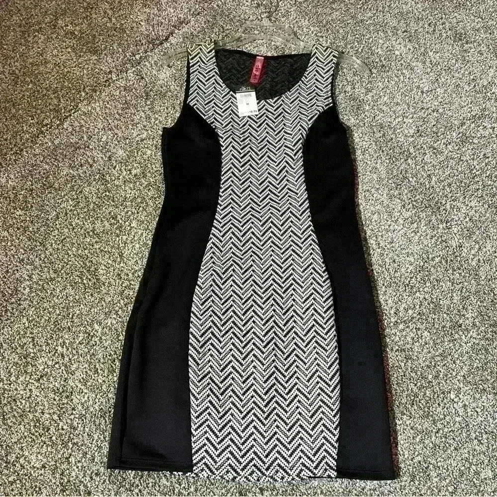 Rue 21 - Retro Doll- Bodycon Black And White Chevron Dress NWT Size M